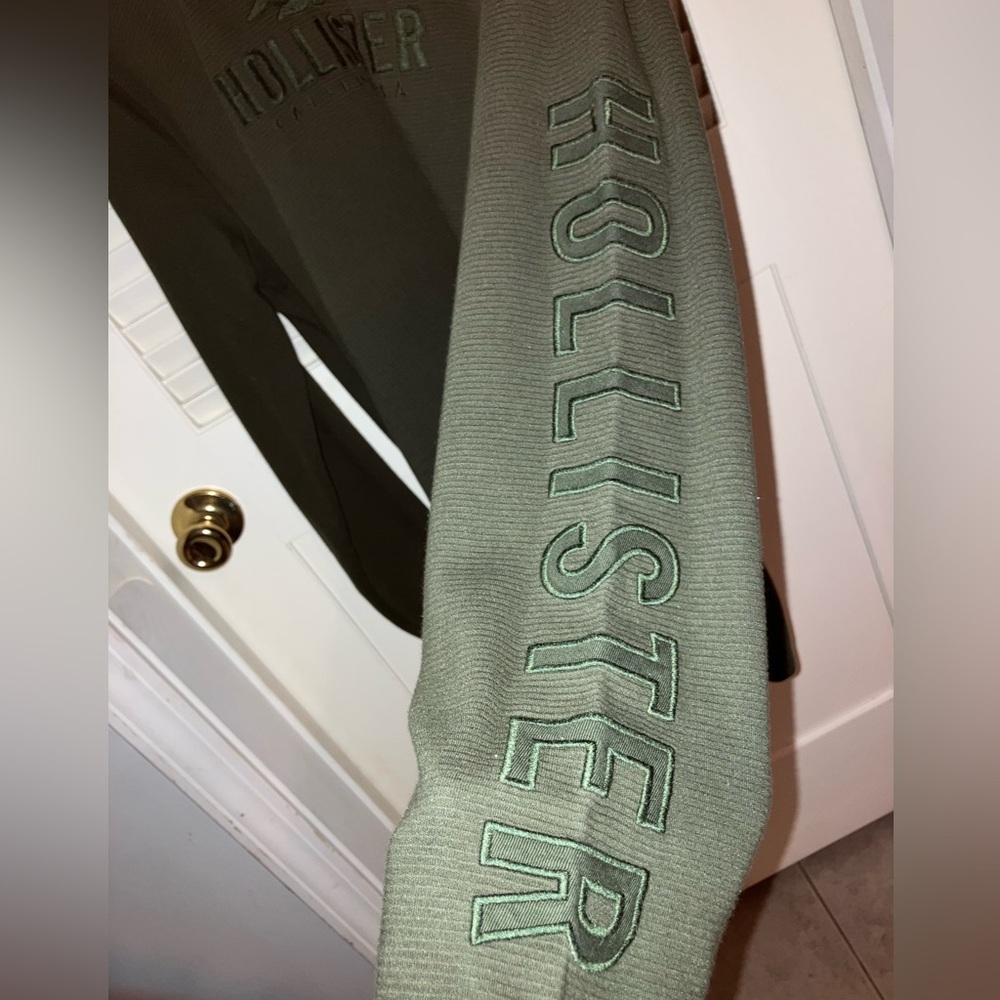 Size medium army green long sleeve Hollister